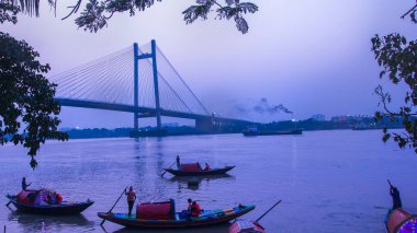 Kolkata, Hindistan 'daki nehir ve tekneler.