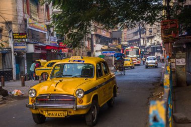 Kolkata yolunda sarı bir taksi.. 