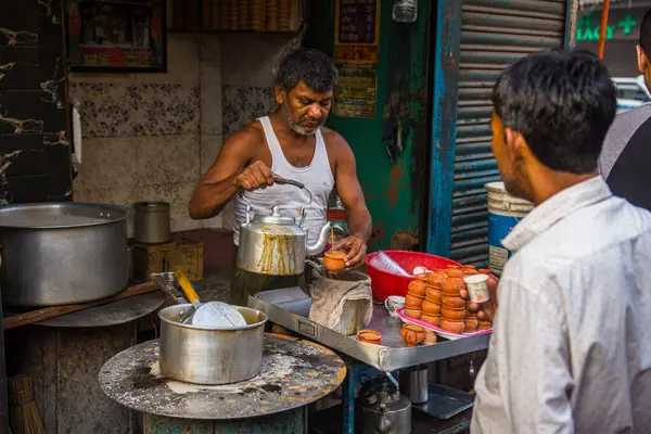 Kolkata 'da çay yapan bir satıcı.