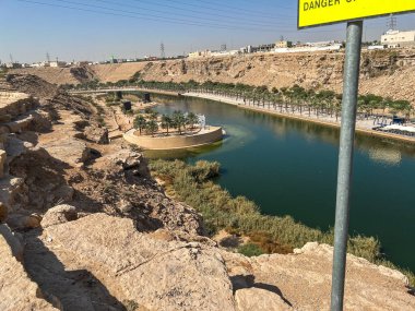 Suudi Arabistan, Riyad 'daki Wadi Namar Barajı' nın güzel gündüz manzarası. Barajın suyu ve etrafındaki tepeler gün ışığında çok güzel bir manzara sunuyor..