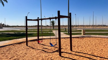 Parktaki bahçedeki renkli oyun parkı.