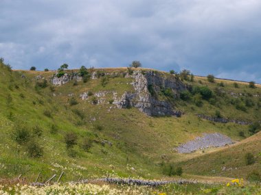 Vadinin sonundaki tepe mavi gökyüzünde 