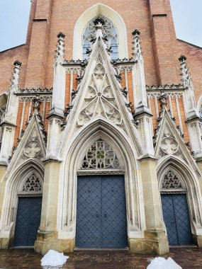 Kışın Kutsal Üçlü Bazilikası, Krakow, Polonya