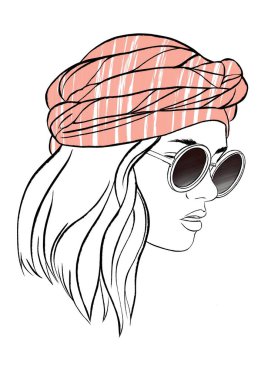 Pembe sarıklı ve güneş gözlüklü kız. Moda tasviri