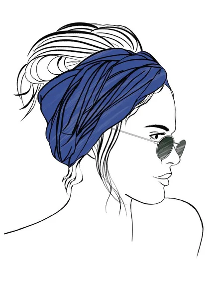 美丽的女孩穿着蓝色的头巾和太阳镜 时尚Portait插图 — 图库照片