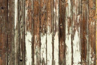 Eski ahşap yüzey boyası soyulmuş.