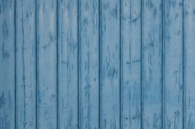 Eski ahşap duvarlı yüzey boyası soyulmuş.