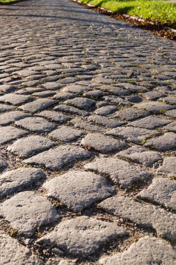 Granit asfaltlı yol düşük perspektifli güneşli gün seçici odak
