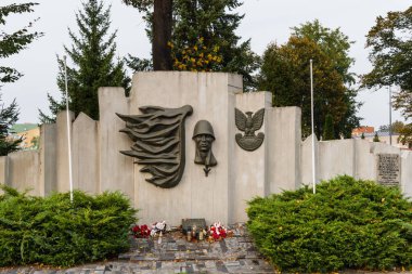 Glogow mezarlığındaki şehit askerlerin anıtı.