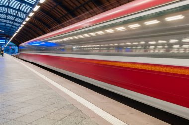 Tren tren istasyonundan geliyor.