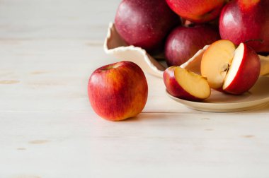 Tabaktaki masada taze elmalar yatıyor.