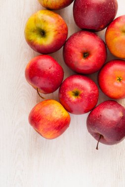 Taze elmalar masada yatıyor.