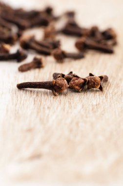 Karanfiller kırsal masada yatıyor. Yakın plan.