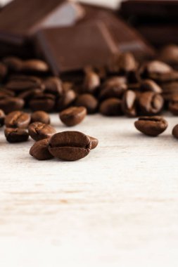 Kahve çekirdekleri ve çikolata parçaları kapanıyor.