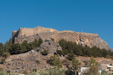 Akropolis Lindos 'ta mavi gökyüzüne karşı