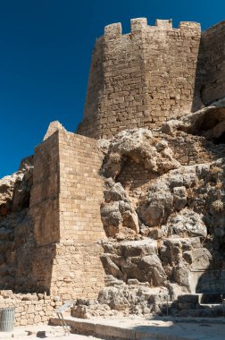 Akropolis Lindosundaki tahkimat kalıntıları