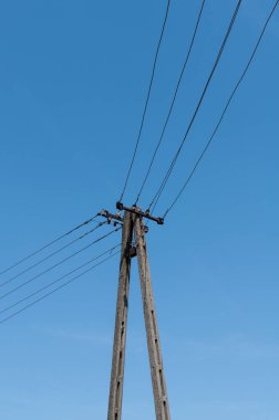 Eski beton direkli elektrik kabloları 