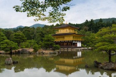 Yazın Kinkakuji Altın Köşkü Kyoto