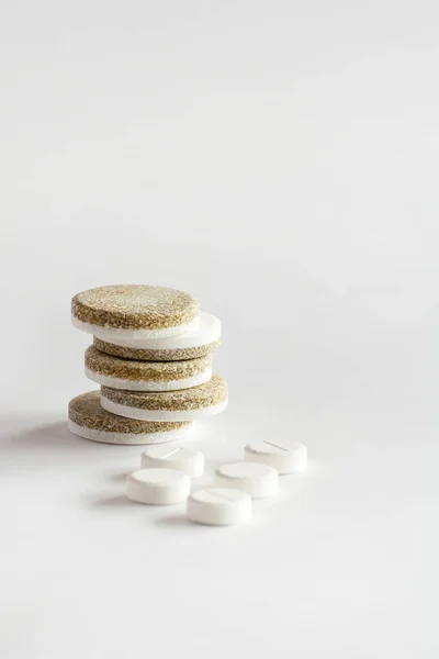 Pillen Stapeln Sich Isoliert Auf Weiß — Stockfoto
