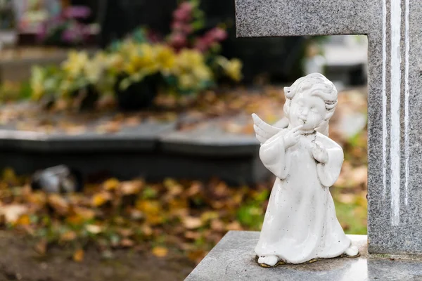 Smutný Anděl Malá Figurka Hrobě Podzim — Stock fotografie