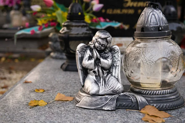 悲しい天使 秋の墓の上の小さなフィギュア — ストック写真