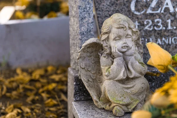 悲しい天使 秋の墓の上の小さなフィギュア — ストック写真