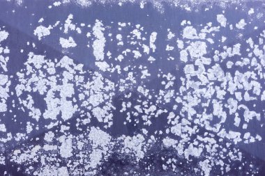 Gri boyalı eski, kirli, galvanizli çarşaf.