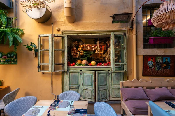 Moody Taverna Rua Vazia Rethymno Grécia Com Habitação Tradicional Flores — Fotografia de Stock