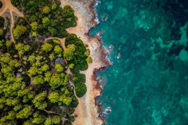 Rocky pürüzlü kıyı şeridi ve mavi turkuaz deniz güneşli bir günde hava fotoğrafçısı Sa Coma Mallorca İspanya 'da insansız hava aracı oluşturdu.