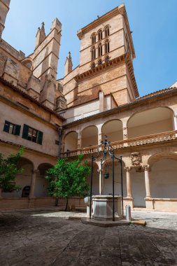 Mallorca 'nın Gotik Katedrali Kutsal Üçlemeci Kuyusu' nun Plama Şapeli 'nde kilise avlusundaki kuyu.