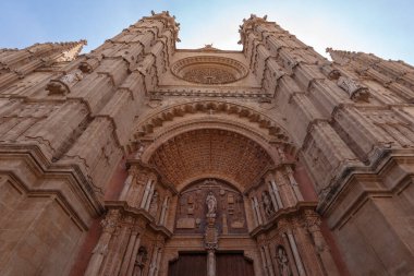 Mallorca 'nın Gotik Katedrali' nin ön görüntüsü Kutsal Üçlemeci Kilisesi ana giriş kapısı kurbağa perspektifi.
