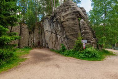 Çek Cumhuriyeti 'nde Polonya sınırı yakınlarındaki Adrspach Teplice rock şehrinde kaya oluşumlarında şeytan heykeli