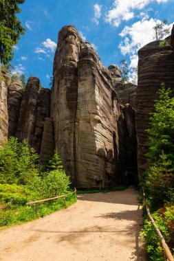Çek Cumhuriyeti 'nin Polonya sınırı yakınlarındaki Adrspach Teplice kayalık kentinde kaya oluşumlarının izleri
