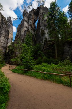 Çek Cumhuriyeti 'nin Polonya sınırı yakınlarındaki Adrspach Teplice kayalık kentinde kaya oluşumlarının izleri