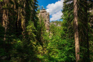 Çek Cumhuriyeti 'nde Polonya sınırı yakınlarındaki Adrspach Teplice kayalık kentinde kaya oluşumları