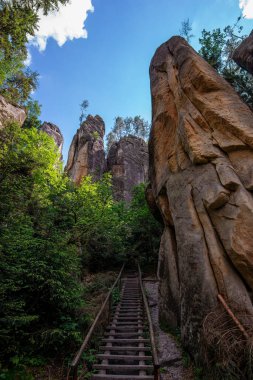 Çek Cumhuriyeti 'nde Adrspach Teplice rock şehrindeki kaya oluşumları Polonya sınır kurbağası perspektifi yakınlarında