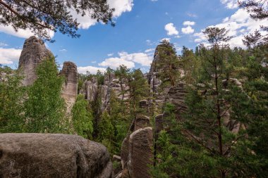 Çek Cumhuriyeti 'nde Polonya sınırı yakınlarındaki Adrspach Teplice kayalık kentinde kaya oluşumları