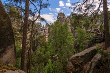 Çek Cumhuriyeti 'nde Polonya sınırı yakınlarındaki Adrspach Teplice kayalık kentinde kaya oluşumları