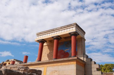 Kuzey girişi, Propilaeum, antik Kral Minos Minos Konssos Sarayı, Yunanistan, Krete, güneşli bir günde mavi gökyüzü ve beyaz bulutlara karşı, kurbağa perspektifi