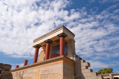 Kuzey girişi, Propilaeum, antik Kral Minos Minos Konssos Sarayı, Yunanistan, Krete, güneşli bir günde mavi gökyüzü ve beyaz bulutlara karşı, kurbağa perspektifi