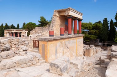 Kuzey girişi, Propilaeum, antik Kral Minos Minos Minos Konssos Sarayı 'nın arka plandaki taht odası, Yunanistan, Krete, güneşli bir günde mavi gökyüzüne ve beyaz bulutlara karşı, ön manzara
