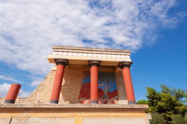 Kuzey girişi, Propilaeum, antik Kral Minos Minos Konssos Sarayı, Yunanistan, Krete, güneşli bir günde mavi gökyüzü ve beyaz bulutlara karşı, kurbağa perspektifi