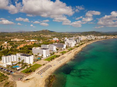 Cala Millor 'daki Akdeniz insansız hava aracı güneşli bir günde Mallorca, İspanya