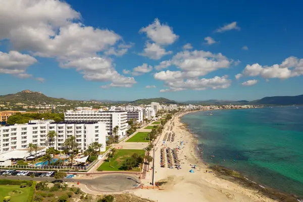 Cala Millor 'daki Akdeniz insansız hava aracı güneşli bir günde Mallorca, İspanya