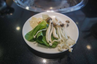 Sukiyaki ya da Shabu sıcak sıcak çorba, çiğ ve sebzeli.