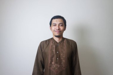 Beyaz arka planda soyutlanmış Asyalı adam gülümsemesi