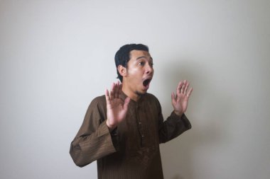 Müslüman Asyalı adam Ramazan kutlamalarında kameraya bakarken şaşırdı. Fotoğraf Ramadhan posteri ve Müslüman içerik medyası için uygun.