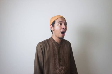 Müslüman Asyalı adam Ramazan kutlamalarında kameraya bakarken şaşırdı. Fotoğraf Ramadhan posteri ve Müslüman içerik medyası için uygun.