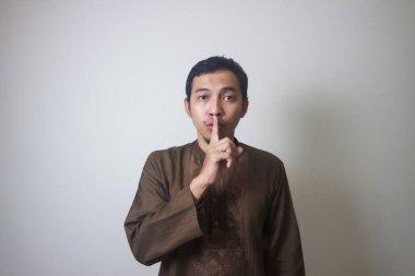 Asyalı Müslüman Adam 'ın sessiz portresi, sessiz ol.)