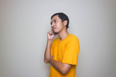 Asyalı düşünme şekli beyaz arkaplanda izole edilmiş